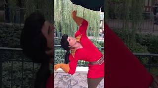 Gaston fait sa propre PUB   DISNEYLAND PARIS [upl. by Ert]