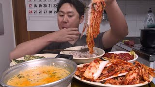 쌩지 콩비지찌개 부추전 계란말이 대접밥입니다 저의 유전자안에 머슴이 존재하는듯합니다 먹방MUKBANG [upl. by Nananne]