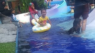 Berenang di kolam renang ada perosotan berenang kolamrenang perosotana6 [upl. by Dnomra]