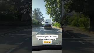 Lieferwagen fällt vom Abschleppwagen Abschleppwagen Abschleppdienst Unfall viral viralvideo [upl. by Laine]