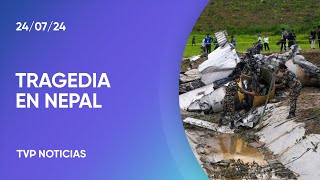 Tragedia en Nepal 18 personas murieron al estrellarse un avión en el aeropuerto de Katmandú [upl. by Cartwright]