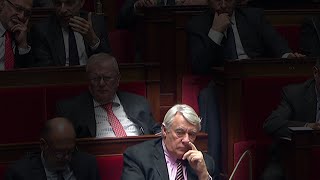 Le député Claude Goasguen se met le doigt dans le nez 24112015 [upl. by Mundford]