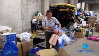 Los voluntarios con experiencia en otras recogidas organizan la llegada de alimentos y materiales [upl. by Photima]