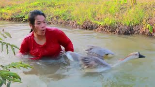 Woman finds food for a rabbit encounters geese amp prepares soup for dog amp monkey cooking in jungle [upl. by Levey]