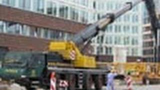 Liebherr LTM15001 baut einen Potain TDK ab Teil 2 [upl. by Aneertak]