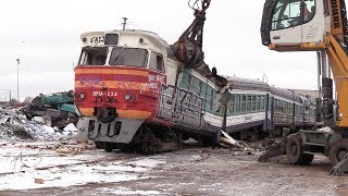 Слом моторного вагона дизельпоезда ДР1А224 1  Scrapping of DR1A224 DMU motor car 1 [upl. by Law914]