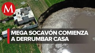 Crece mega socavón en Puebla comienza a derrumbar casa [upl. by Isma503]