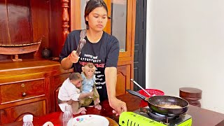 See this cute monkeys cook and eat snack with mom  shorts moneky cute eating food love [upl. by Mareah]