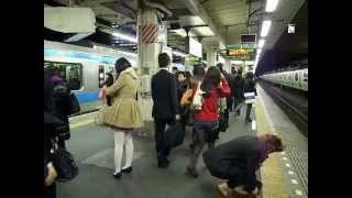 Hamamatsucho Station Platform 浜松町駅 山手線が遣って来る 121206 [upl. by Grados]