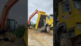 Havada asılı kalan kamyonu ekskavatör indiriyor Excavator lowers suspended truck in the air [upl. by Lothair]