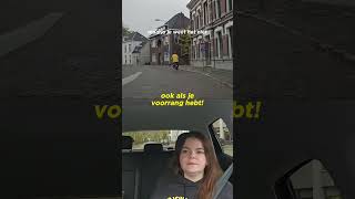 Kijk altijd rechts en links rijbewijs rijles [upl. by Shane]