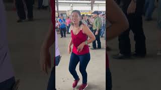 Buen movimiento de cadera de doña Gina en TX youtubeshortsvideo baile 956valley dancemusic [upl. by Seerdi43]