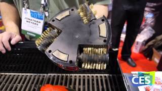 CES 2015 Grillbot putzt das Rost lupenrein [upl. by Esoryram]