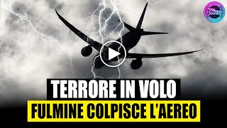 Panico a borbo Fulmine colpisce un aereo passeggeri in volo il video incredibile [upl. by Earazed]