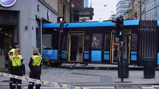 TramUnfall in Oslo Straßenbahn entgleist und rast in Geschäft [upl. by Asiuol]