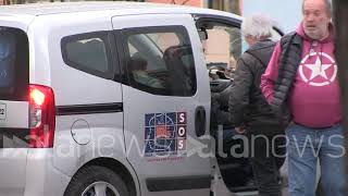 Torre Maura trasferiti i primi sette ospiti tra applausi e saluti romani [upl. by Ocire]