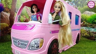 Rapunzel y Blancanieves en la Caravana de Barbie con los príncipes Disney [upl. by Bara]