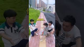 閨女喊着爸爸跑過來，拿走他手裡的零食就和哥哥跑了，爸爸：渣女！萌娃親子親子日常搞笑爸爸帶娃 [upl. by Mark723]