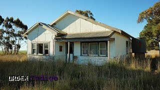 Abandoned Old 1940s home forgotten on a lonely highway slowly decaying [upl. by Lizzie]