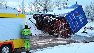 Schneeglätte Lkw stürzt bei Korbach um [upl. by Garbe]