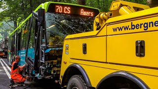 BERGING  Stadsbus afslepen na botsing met auto VDL BERKHOF 🚍 [upl. by Ives]