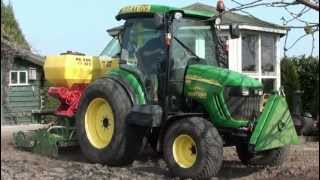 John Deere 4720 met zaaicombinatie [upl. by Ydnyc991]