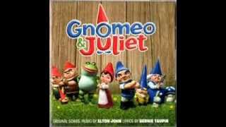 Gnomeo and JulietLove builds a garden [upl. by Lengel]