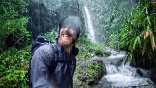 Solo Übernachtung im Regenwald  Bambus eigenes Messer Hängematte Wasserfall Indonesien [upl. by Linnell]