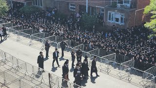 Viznitz Yerushalayim Rebbe Arriving To The Levaya Of Skulener Rebbe ZT”L  האדמו”ר מויז’ניץ ירושלים [upl. by Coppins]