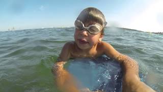 Cours de Natation Jonas 5 ans nage le crawl tout seul en pleine mer a la 5eme bouee [upl. by Aniad783]