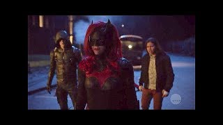 Gran Pelea  Batwoman salva a Barry  Arkham Asylum  Parte 2  ELSEWORLDS  Parte 2  Sub Esp [upl. by Oalsecnew562]