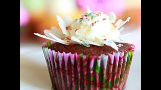 Come preparare la crema al burro per decorare torte e cupcake  videoricette di dolci [upl. by Yelyak]