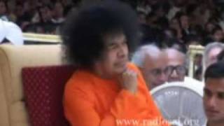 Hariharan sings Krishna Nee Begane in Sai Babas presence [upl. by Nob]