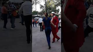 el pachuco con su elegancia baila a través de la música baila pachucos [upl. by Akimal]