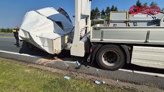 Bestelbus knalt op pijlwagen N33 eext [upl. by Phares]