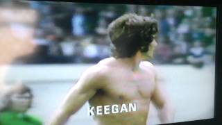 1081974 Charity Shield LEEDS UNITED v Liverpool BILLY BREMNER v Keegan reinactment [upl. by Lednem]