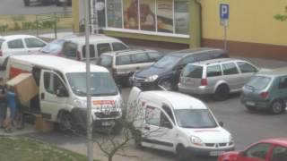 Kurierzy POCZTY POLSKIEJ rzucają paczkami  SKANDAL   Polish couriers throw packages [upl. by Laveen]