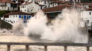 Temporal y olas en Tazones diciembre 2011 [upl. by Louis37]