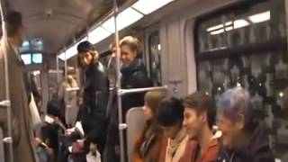 Hahaha Lach Flash  Lach Mob Ganzer Wagon am Lachen  Berlin US Bahn [upl. by Yahsal]