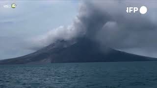 Erupción volcánica provoca cierre de aeropuertos en Indonesia [upl. by Carrillo]