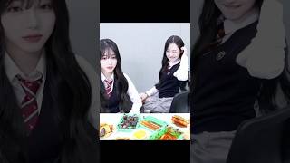 Imitating Baek Yeoreum tripleS 트리플에스 トリプルS chaewon soomin hanlim signallive mukbang [upl. by Nelrah]