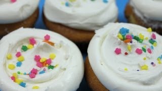 Como decorar un cupcake con frosting Panquecito decorado [upl. by Neerhtak]