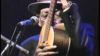 Compay Segundo y sus Muchachos  Beso discreto  Heineken Concerts 1999 [upl. by Tnek]