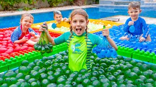 Kinder lernen Farben im Pool mit bunten Luftballons  magische Rad [upl. by Sucramat]