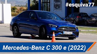 MercedesBenz C 300 e Berlina 2022  Maniobra de esquiva moose test y eslalon  km77com [upl. by Olaznog]