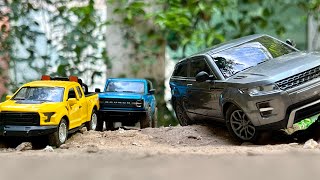 Miniature Range Rover stuck while Offroading I Recovery by Ford Bronco  Diecast Model Cars [upl. by Nyhagen]