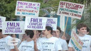 Piden reconocer matrimonio heterosexual [upl. by Leahcimnoj]