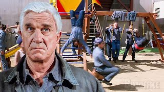 O primeiro dia de Leslie Nielsen na cadeia  Corra que a Polícia vem Aí 33 13  Clipe [upl. by Iramaj658]