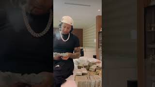 Moneybagg Yo COUNTS UP 1 MILLION DOLLARS CASH MONEY⁉️🤯🤯 moneybaggyo flex money cash fyp [upl. by Ahseiyn]