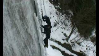 Accidente en cascada de hielo Rumanía [upl. by Asirram71]